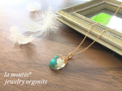 碧い石をのど元に