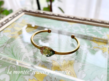 エメラルド×ペリドットの真鍮バングル