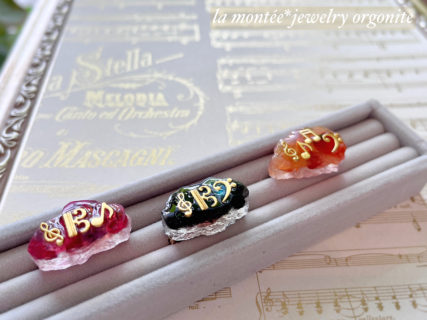 音符モチーフのオルゴナイトブローチ♪