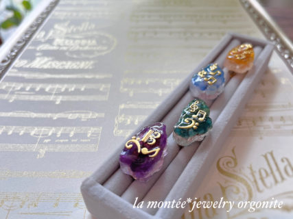 音符モチーフのオルゴナイトブローチ♪Ⅱ