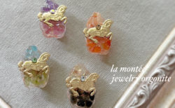 カルーセルのオルゴナイトブローチ