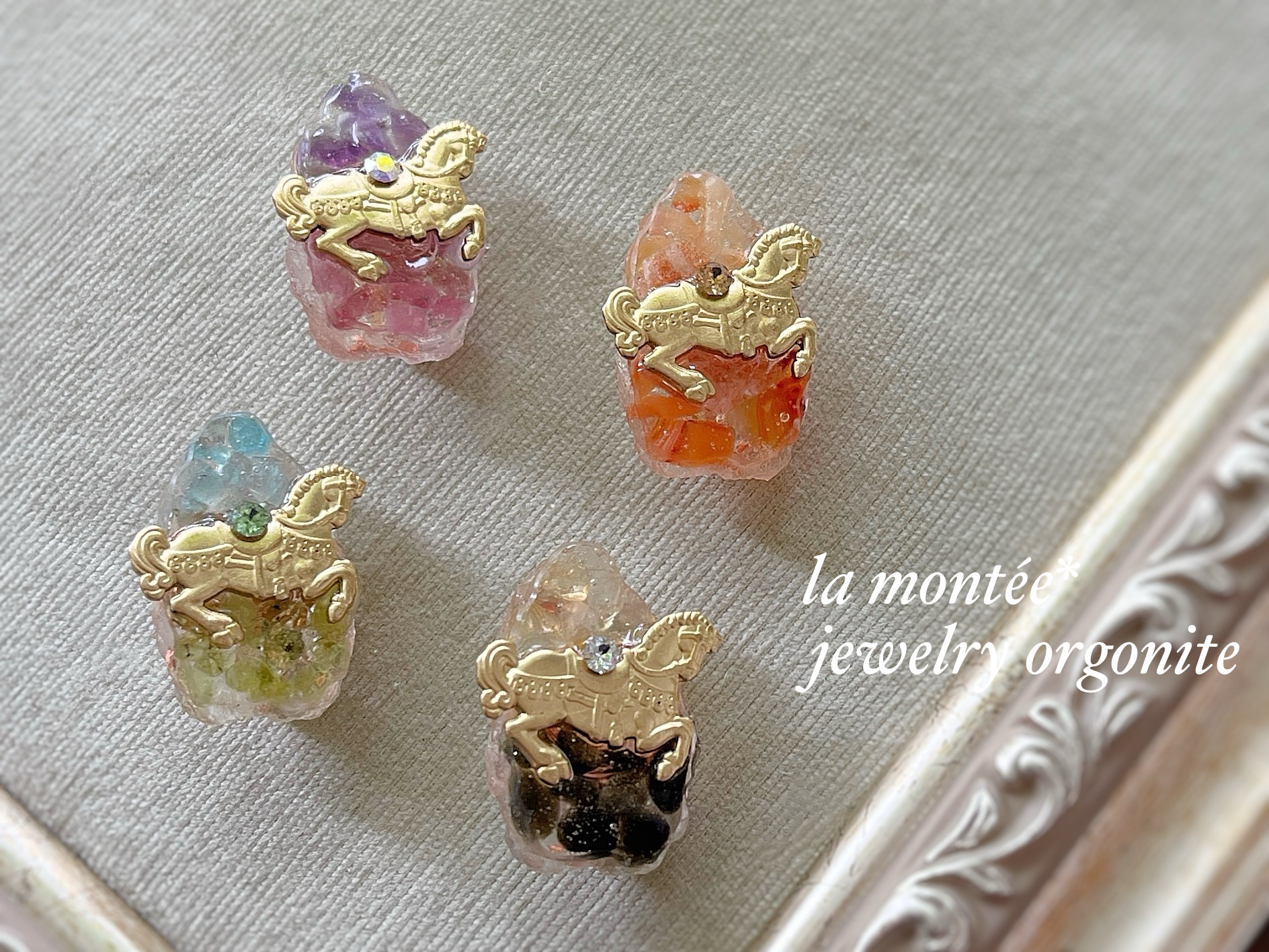 カルーセルのオルゴナイトブローチ